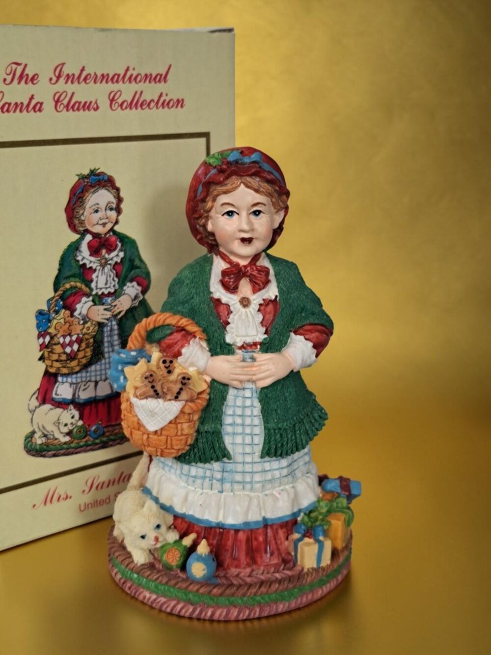 Mrs Santa Claus United States International Collection Figurine 1999 In Box
